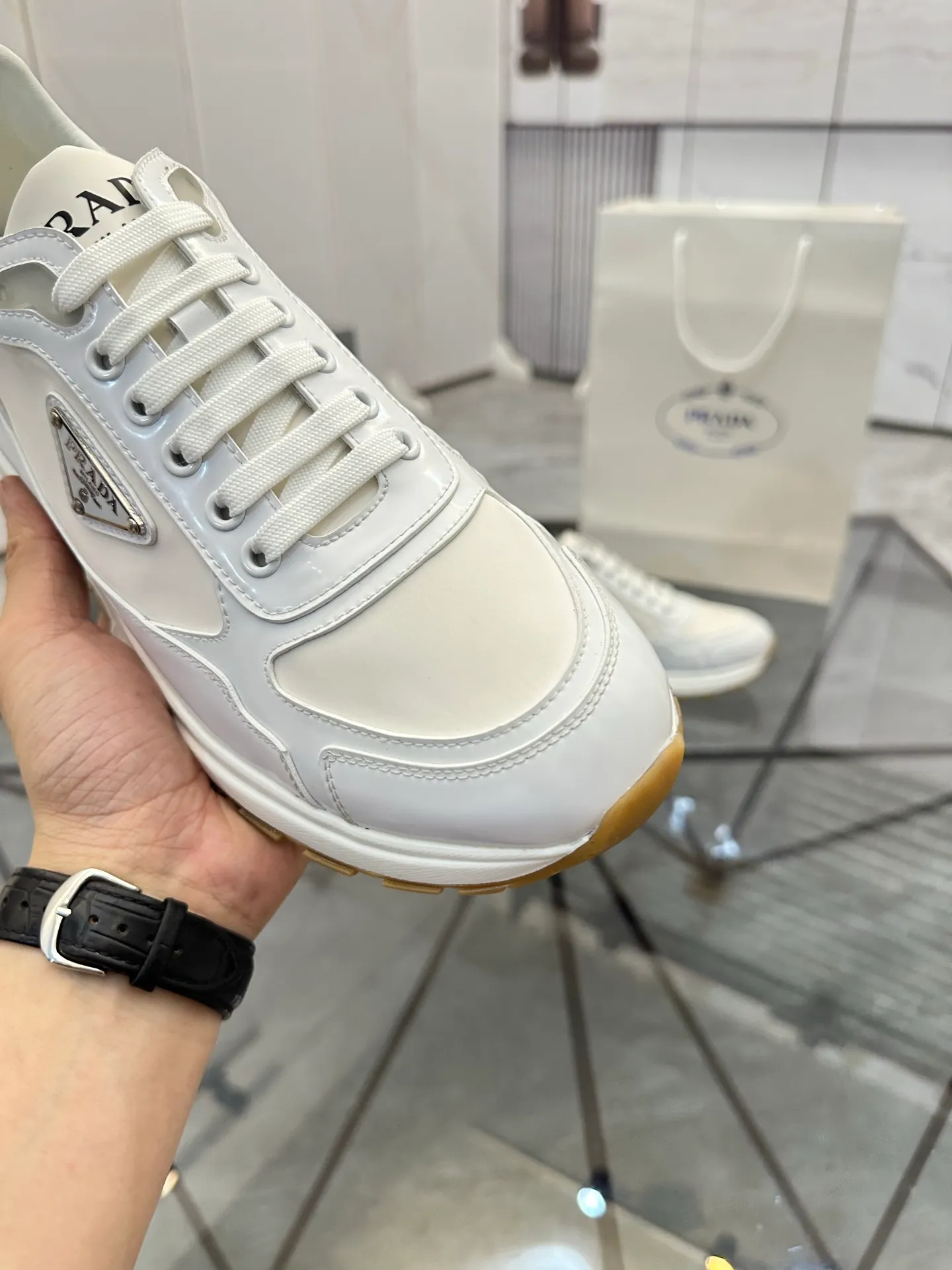 Men's shoes for sale 💰: 💰P580¥ High-end top quality Product trademark: Prada *"Prada*" low-top casual shoes Regular size: 38-45 (can be customized to 46) Product materials: imported first-layer cowhide stitching breathable mesh upper, water-dyed cowhide lining, cowhide foot pads, original ultra-light foam outsole. No.: 001